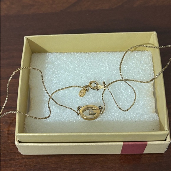 EUC Givenchy vintage oval G logo Gold plated necklace - Picture 4 of 7